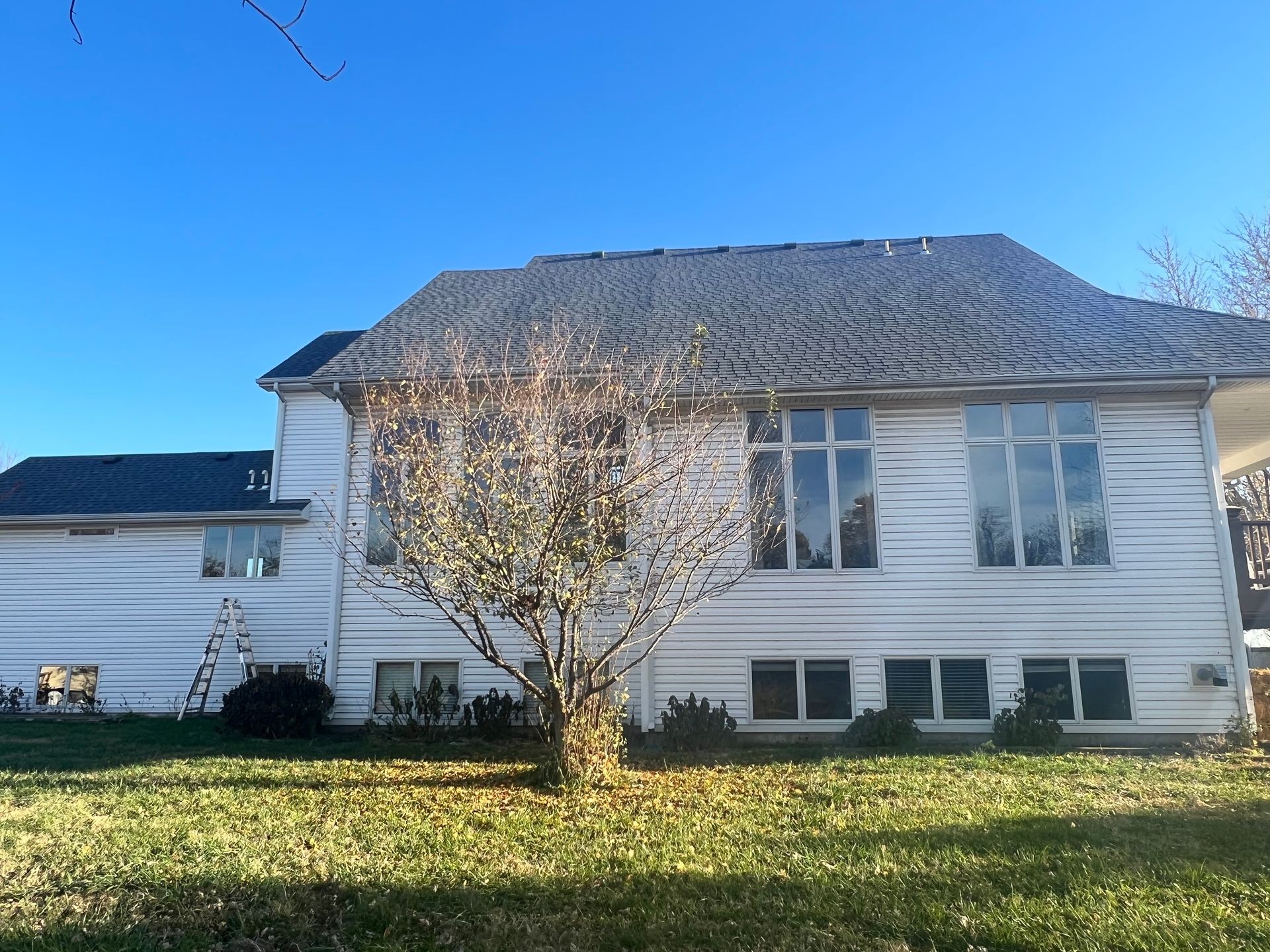 A picture of a big White House with clean windows A picture of a big White House with clean windows